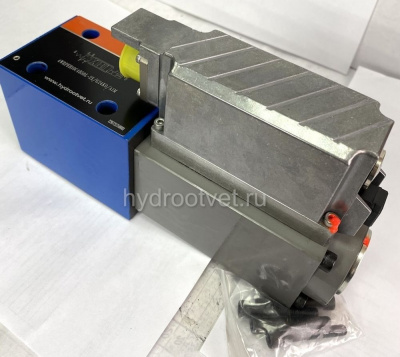4WRPEH10C1B100L-2X/G24K0/A1M - Сервораспределитель Ду10 с обратной связью по положению золотника и встроенным усилителем (OBE), номинальный расход 100 л/мин, характеристика L - линейная, схема C1, сигнал управления A1 = ±10 V